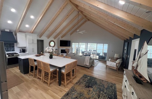 Cedar Cliff House | Luxury Lakefront Chatuge, 5 Beds 3 Bath, 2 Kitchens, Free WiFi, Sleeps 12 & Dock