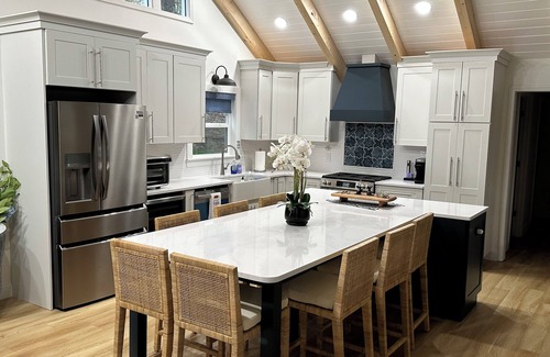 Cedar Cliff House | Luxury Lakefront Chatuge, 5 Beds 3 Bath, 2 Kitchens, Free WiFi, Sleeps 12 & Dock