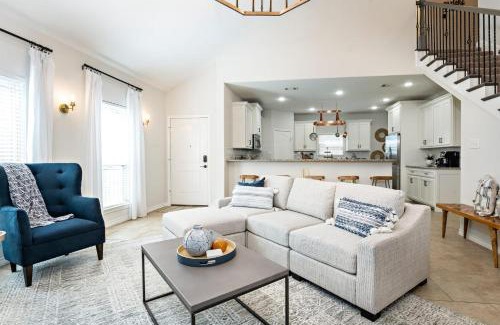 Cedar Creek Reservoir House | Luxury Lakefront Getaway