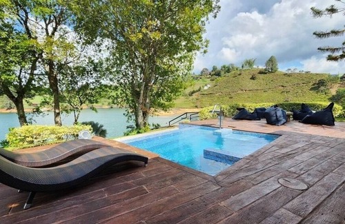 Guatape House | LUXURY LAKEFRONT HOME