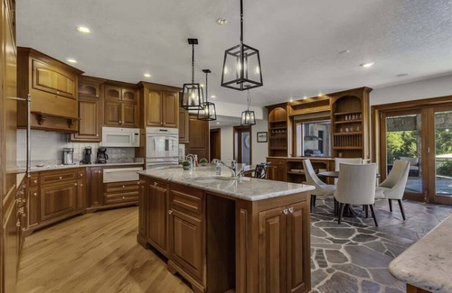 Blue Eye House | Luxury Lakefront Home w/Pool: Golfer's Paradise!