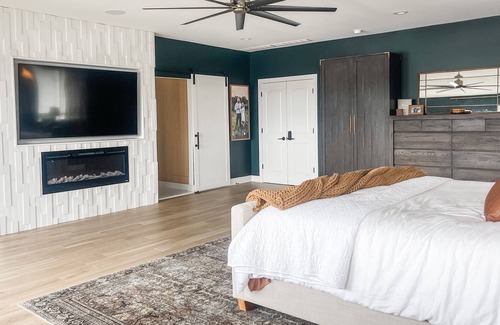 Brighton House | Luxury Lakefront Home! Great for entertaining!