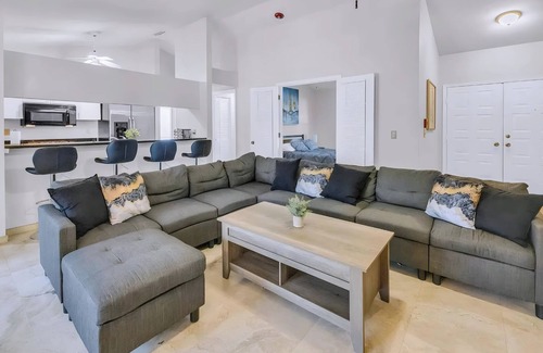 Fruitville House | Luxury Lakefront Home w/Enclosed Pool - Quiet and Peaceful - Sleeps 9