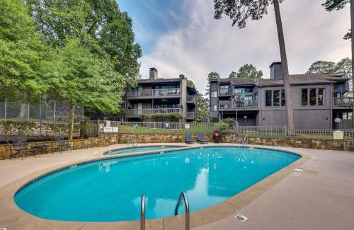 Lake Hamilton Apartment | Luxury Lakefront Hot Springs Condo with Pools!