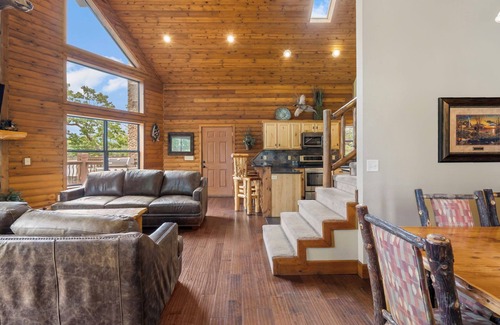 Lampe Cabin | Luxury Lakefront Resort Chalet 1~2 Pools~FREE Amenities~Dock~MiniGolf~Waterslide