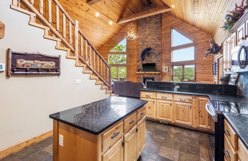 Lampe Cabin | Luxury Lakefront Resort Chalet 1~2 Pools~FREE Amenities~Dock~MiniGolf~Waterslide