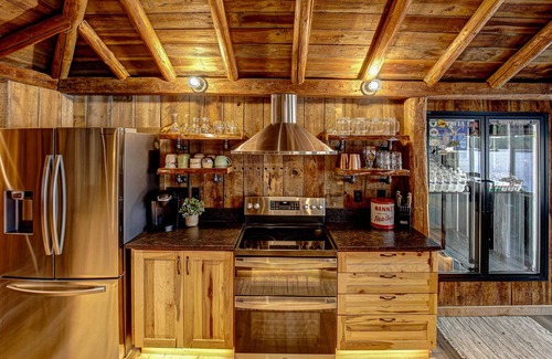 Tomahawk Cabin | Luxury Lakeside Lodge on Beautiful Somo Lake