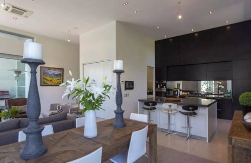 Kelvin Heights House | Luxury lakeside villa with terrace and spa pool by MajorDomo