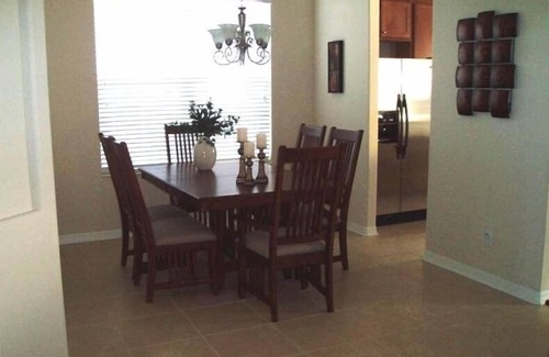 Palmetto House | Luxury Lakeside Villa. Close to Beaches, Golf and Shops