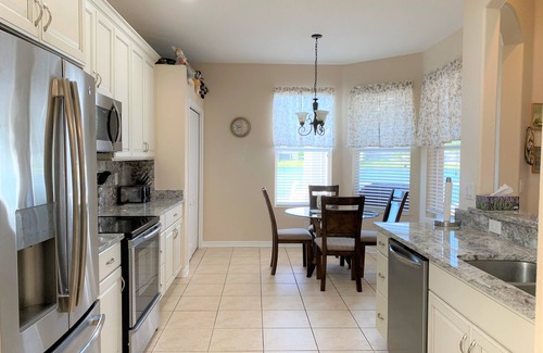 Palmetto House | Luxury Lakeside Villa. Close to Beaches, Golf and Shops