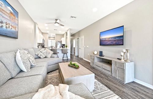 Naples Condo | Luxury Lakeview Condo - Golf - Screened Lanai - Resort Pool - Hot tub - Gym