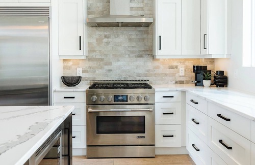 McKinley House | Luxury Lakeview Getaway | Hot Tub, Chef's Kitchen, Walk to Beach