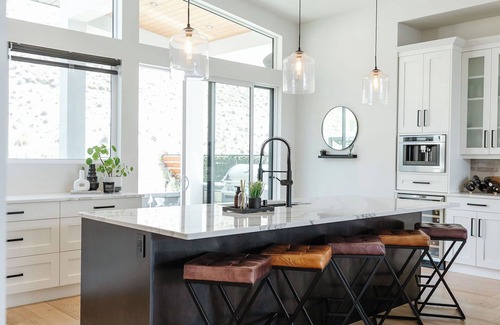 McKinley House | Luxury Lakeview Getaway | Hot Tub, Chef's Kitchen, Walk to Beach