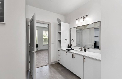 Forest Park Condo | ~ Luxury Living: 2BR near Downtown Spots! ~