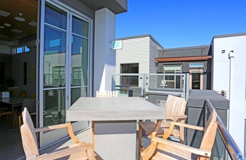 Menlo Park Condo | Luxury Living at Elan Menlo: 2BR Condo with Outdoor Pool, Fire Pit, and BBQ Grills