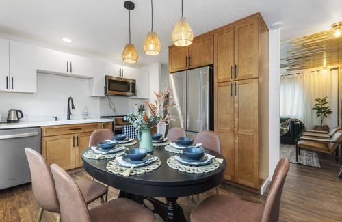 Kingsgate House | Luxury Living-Kirkland: Stylish Home - Prime Spot!