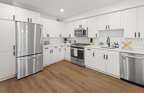Pentagon City Apartment | Luxury Living mins to DC, Close to Metro, Amazon & Free Parking
