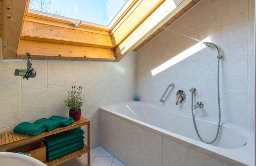 Vorderegg Apartment | Luxury Living near Weissensee +Balcony +Netflix
