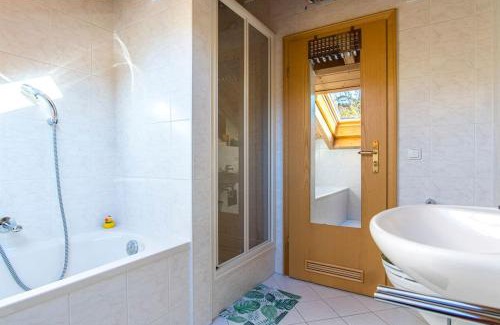 Vorderegg Apartment | Luxury Living near Weissensee +Balcony +Netflix