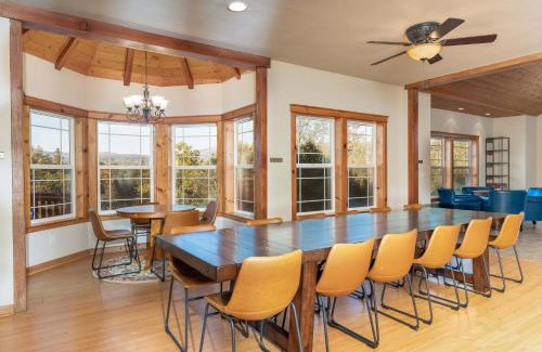 Oakhurst House | Luxury Lodge-Hot Tub-BBQ-Sleeps 18