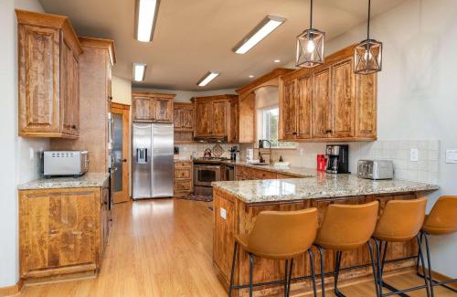 Oakhurst House | Luxury Lodge-Hot Tub-BBQ-Sleeps 18