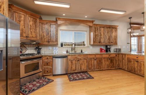 Oakhurst House | Luxury Lodge-Hot Tub-BBQ-Sleeps 18