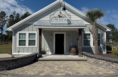 Elizabethtown Resort | Luxury Lodging, Lakefront View, Queen Bed w/Private Bath, Pull-out sofa, Private Patio.