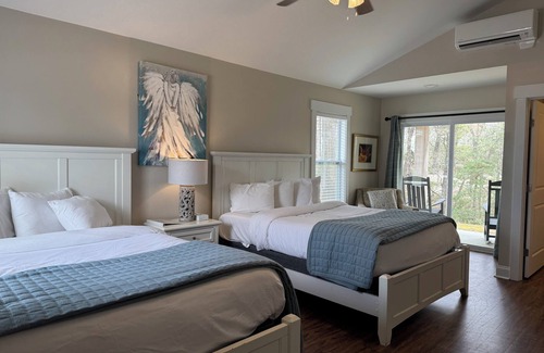Elizabethtown Resort | Luxury Lodging, Lakefront View , 2 Queen Bed w/Private Bath, Private Patio.