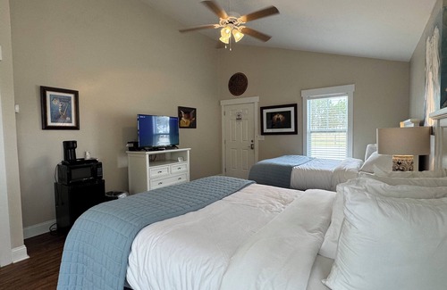 Elizabethtown Resort | Luxury Lodging, Lakefront View , 2 Queen Bed w/Private Bath, Private Patio.