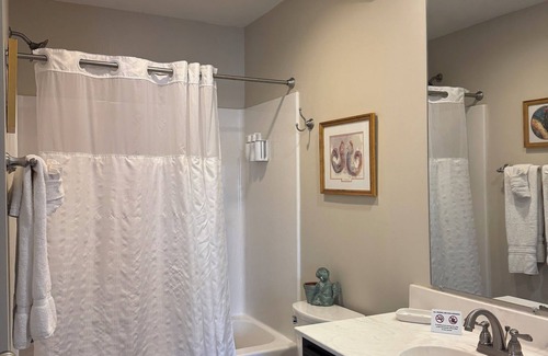 Elizabethtown Resort | Luxury Lodging, Lakefront View , 2 Queen Bed w/Private Bath, Private Patio.