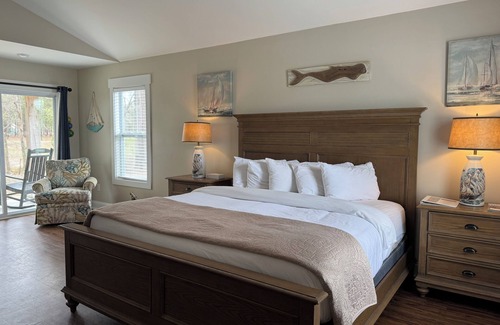 Elizabethtown Resort | Luxury Lodging, Lakefront View, King Bed w/Private Bath, Private Patio.