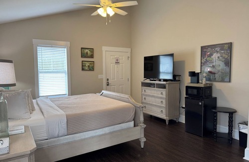Elizabethtown Resort | Luxury Lodging, Lakefront View, King Bed w/Private Bath, Handicap Shower, Private Patio.