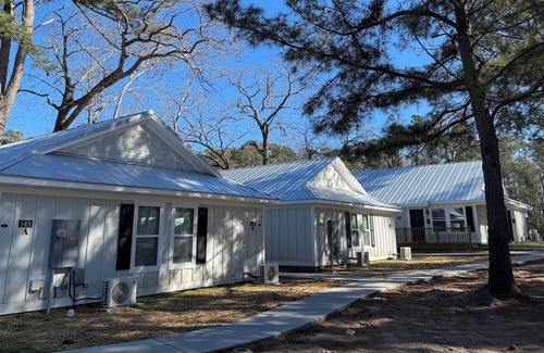 Elizabethtown Cottage | Luxury Lodging, Lakefront View, King Bed w/Private Bath, Patio