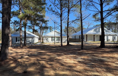 Elizabethtown Cottage | Luxury Lodging, Lakefront View, King Bed w/Private Bath, Patio