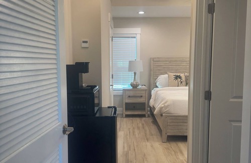 Elizabethtown Resort | Luxury Lodging, Lakefront View, King Bed w/Private Bath, Patio
