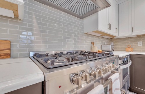 Historic Downtown Savannah Apartment | Luxury Loft in Prime Historic District Location by Lucky Savannah