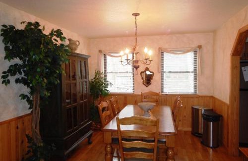 Mount Ida House | Luxury, loft, log-sided two bedroom Harbor North cottage cottage
