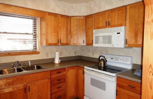 Mount Ida House | Luxury, loft, log-sided two bedroom Harbor North cottage cottage