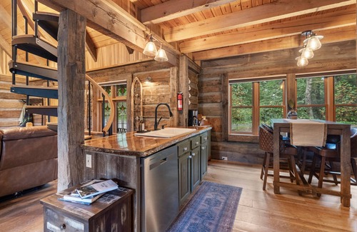 Linville Falls Cabin | Luxury Log Cabin: Scenic Views Near Linville Falls