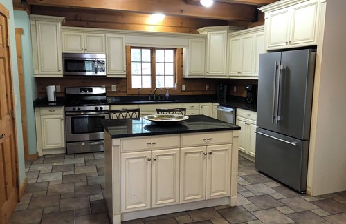King Cabin | LUXURY LOG HOME WITH YOUR PRIVATE DOCK ON THE CHAIN O LAKES
