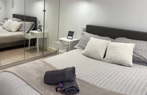 Havering Apartment | Luxury London 2-Bed Apt Sleep 5 BEST Location