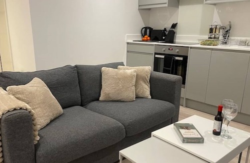 Havering Apartment | Luxury London 2-Bed Apt Sleep 5 BEST Location