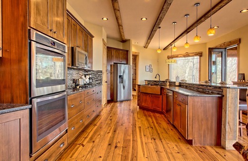 Clayton Cabin | Luxury, Long Range Mountain Views with Hot Tub Near Lake Burton