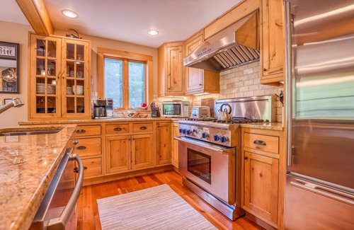 Lincoln House | Luxury Loon Mountain Home on the Pemi River - Walk to Ski Lifts