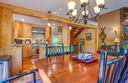 Lincoln House | Luxury Loon Mountain Home on the Pemi River - Walk to Ski Lifts