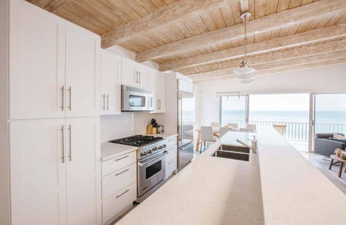 Los Angeles County House | Luxury Malibu Road Oceanfront Townhouse PRIVATE BEACH