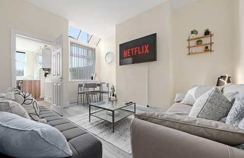 Openshaw House | Luxury Manchester 4-Bed Home Perfect for Contractors & Families w Free Parking