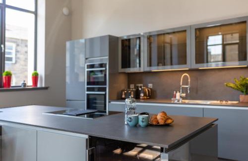 Leith Apartment | Luxury Manhattan loft-style apartment near Edinburgh city centre