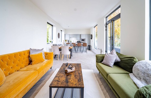 Leeds Apartment | Luxury Mansion Penthouse 10 Mins to Leeds Centre