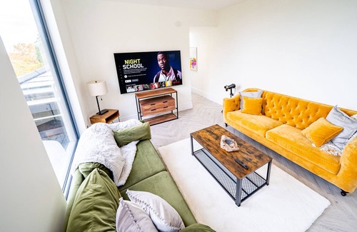 Leeds Apartment | Luxury Mansion Penthouse 10 Mins to Leeds Centre